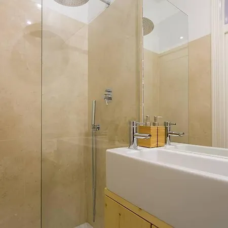 Guestready - Trendy 2-bed Flat W/ Seaview In Lapa * リスボン