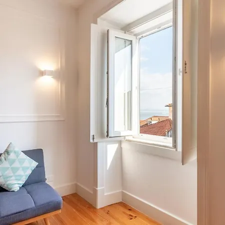 Daire Guestready - Trendy 2-bed Flat W/ Seaview In Lapa Lisboa